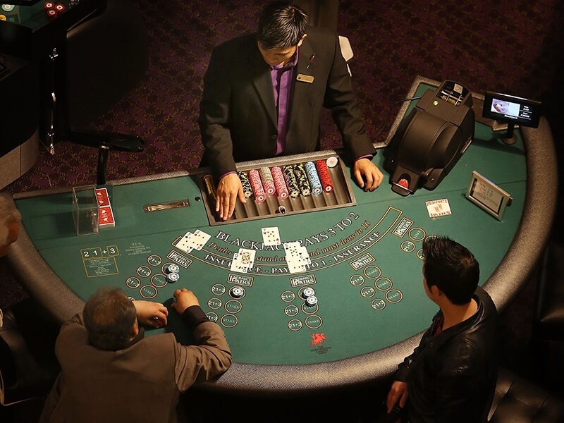 Dealer là gì? Mức lương của nghề Dealer hấp dẫn ra sao? Hiểu đúng về dealer trong casino